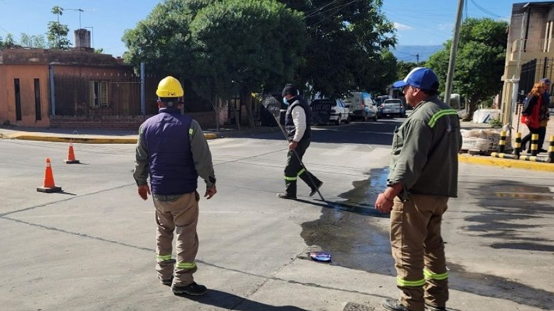 Trabajan en desobstrucción de cañería de agua