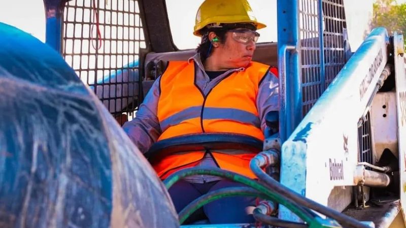 Mujer rompe barreras, y se convierte en la primera maquinista de Andalgalá