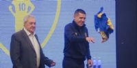 GESTO. Riquelme le obsequió la camiseta 