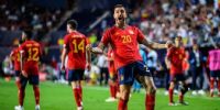 JOSELÚ festejando su gol, el segundo y del triunfo para España.
