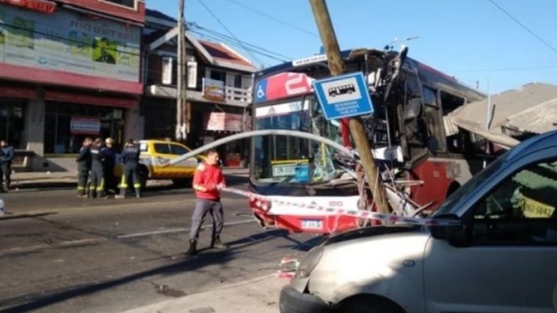 Colectivero se descompensó, perdió el control y embistió a un puesto de diarios