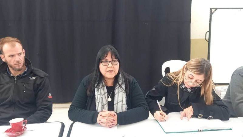 Removieron a una directora de escuela por oponerse a una medida del intendente