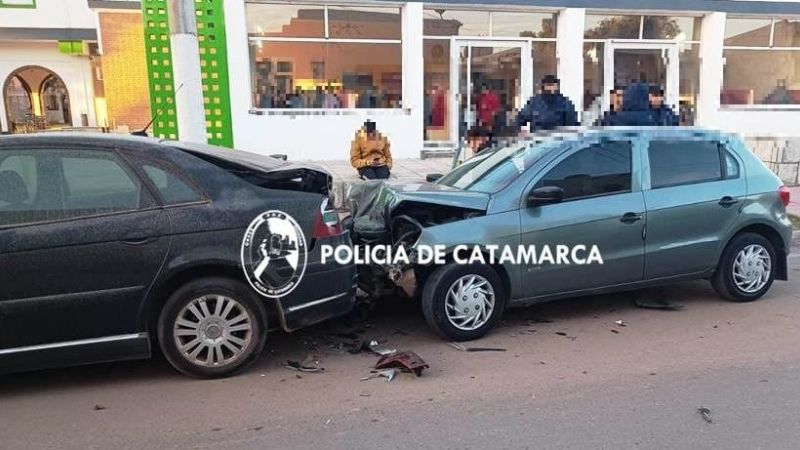 Un ebrio al volante chocó a un auto estacionado