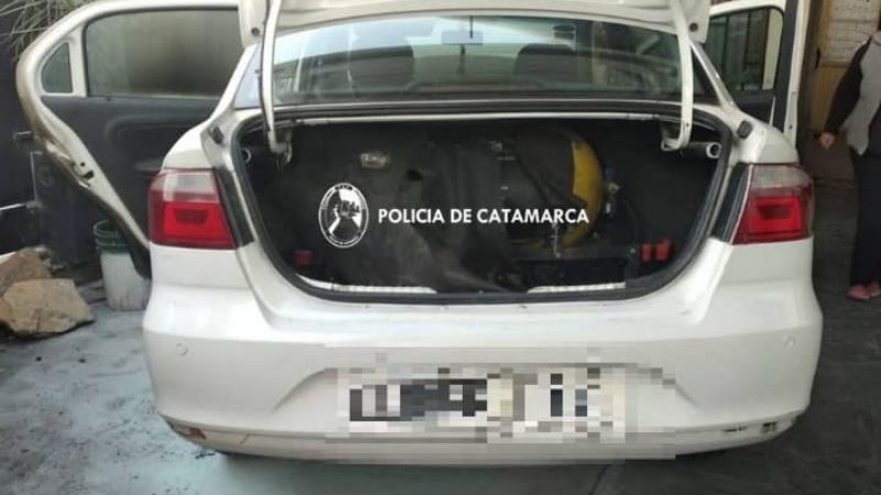 Arrojó una bomba molotov a un auto