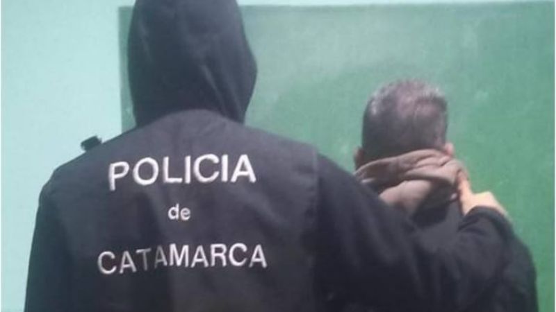 Arrojó una bomba molotov a un auto