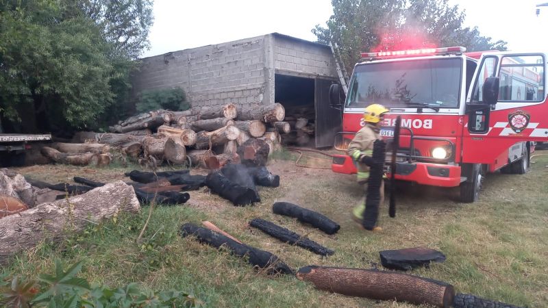 Incendio en un depósito de maderas