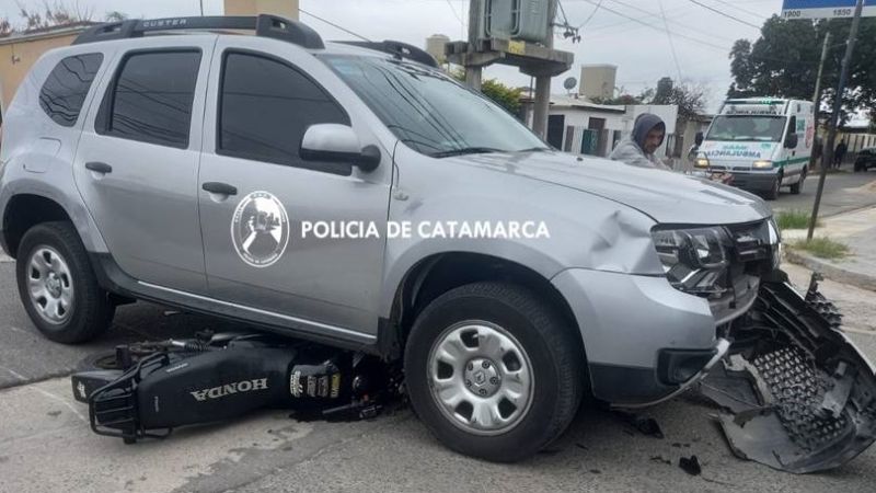 Moto terminó debajo de un vehículo
