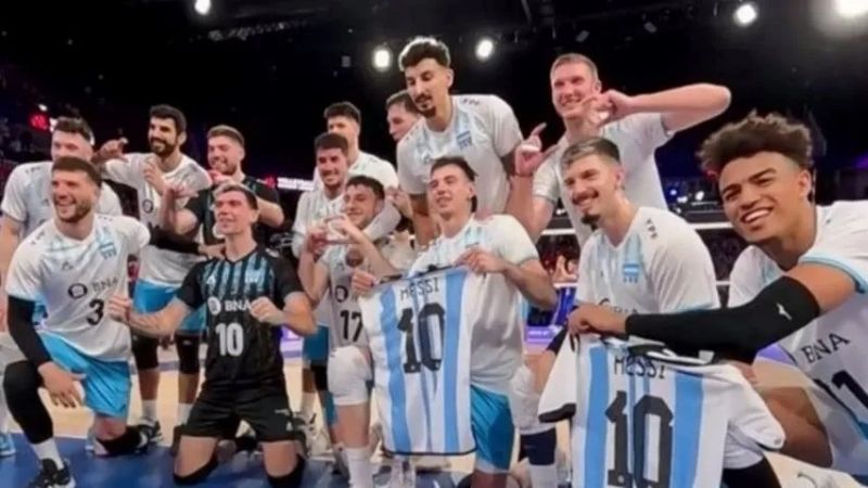 El vóley festejó ante Francia, con la “10” de Messi