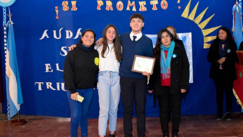 En Miraflores alumnos prometieron y renovaron lealtad a la Bandera