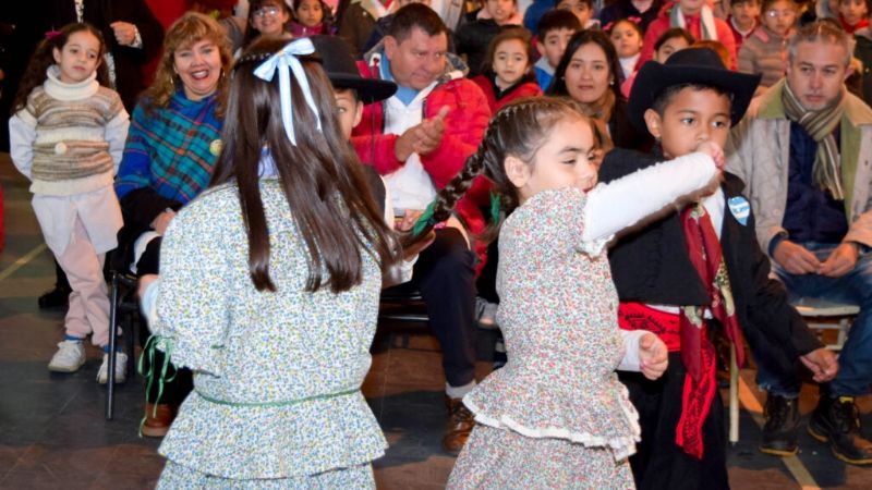 En Miraflores alumnos prometieron y renovaron lealtad a la Bandera