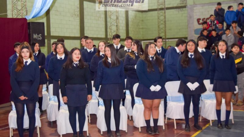 En Miraflores alumnos prometieron y renovaron lealtad a la Bandera