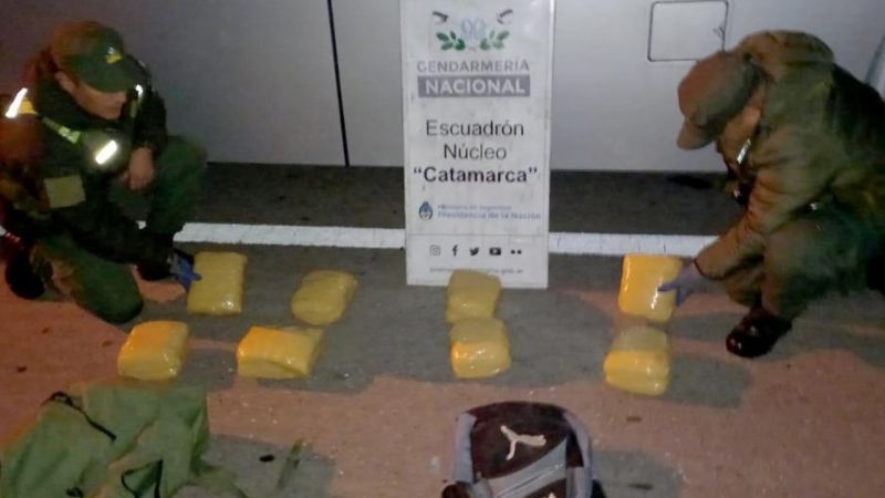 Controlaron un colectivo y hallaron más de 8 kilos de droga debajo de las butacas