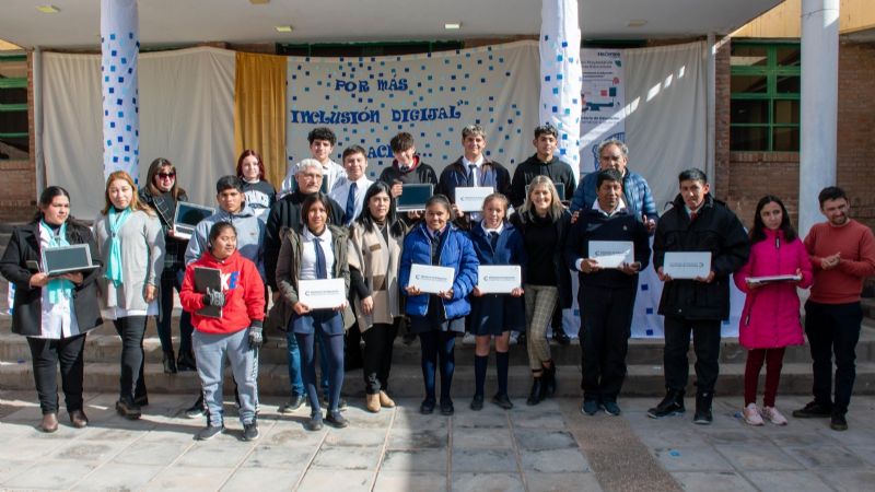 Centurión entregó netbooks en Londres en el marco del 465º aniversario de su fundación