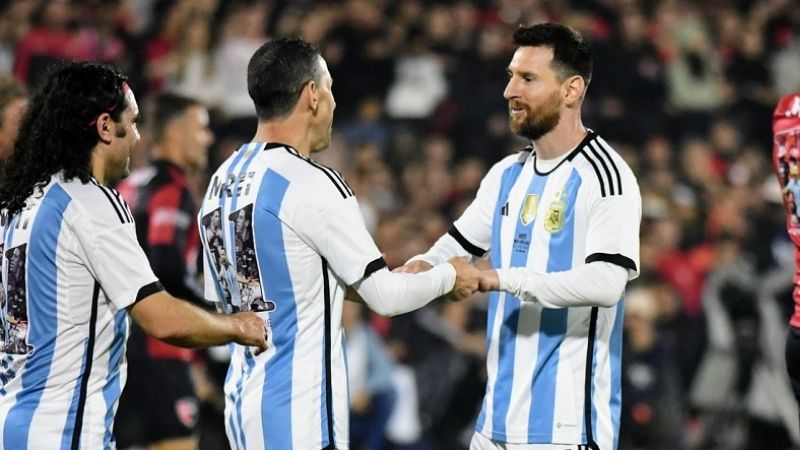Emotiva despedida de Maxi Rodríguez, con Messi en el Coloso
