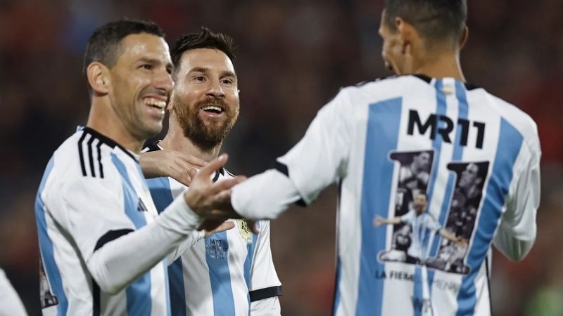 Emotiva despedida de Maxi Rodríguez, con Messi en el Coloso