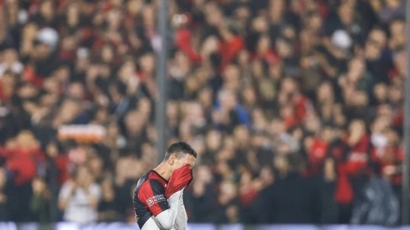 Emotiva despedida de Maxi Rodríguez, con Messi en el Coloso