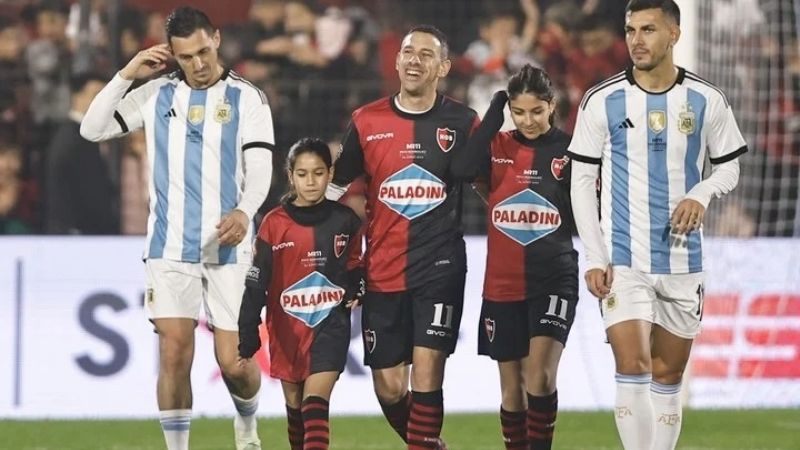 Emotiva despedida de Maxi Rodríguez, con Messi en el Coloso