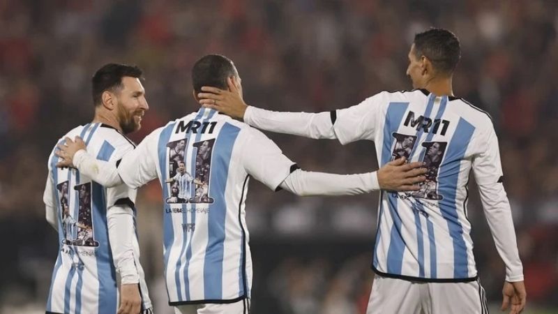 Emotiva despedida de Maxi Rodríguez, con Messi en el Coloso