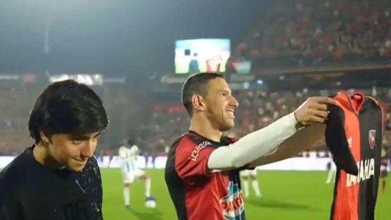 Emotiva despedida de Maxi Rodríguez, con Messi en el Coloso