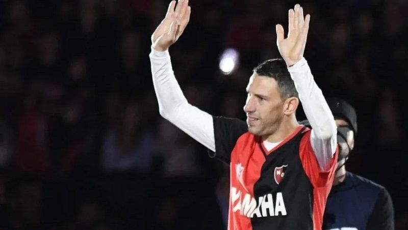 Emotiva despedida de Maxi Rodríguez, con Messi en el Coloso