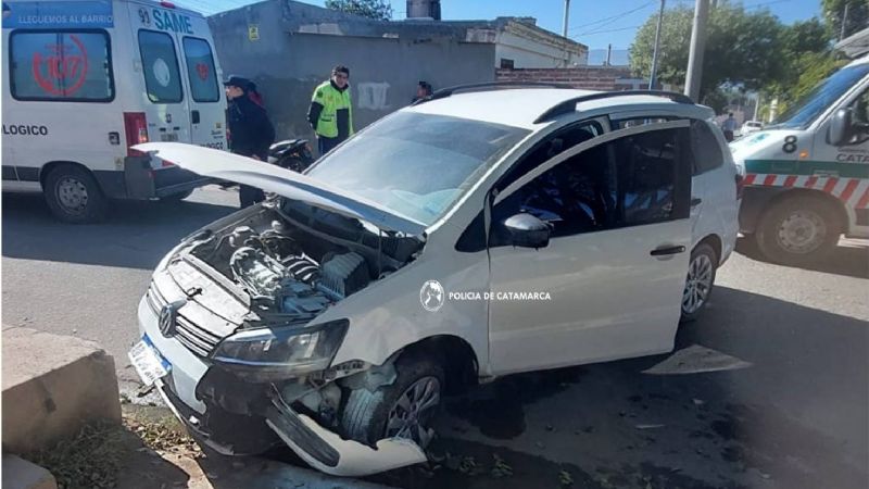 Heridos al chocar un auto contra una vereda