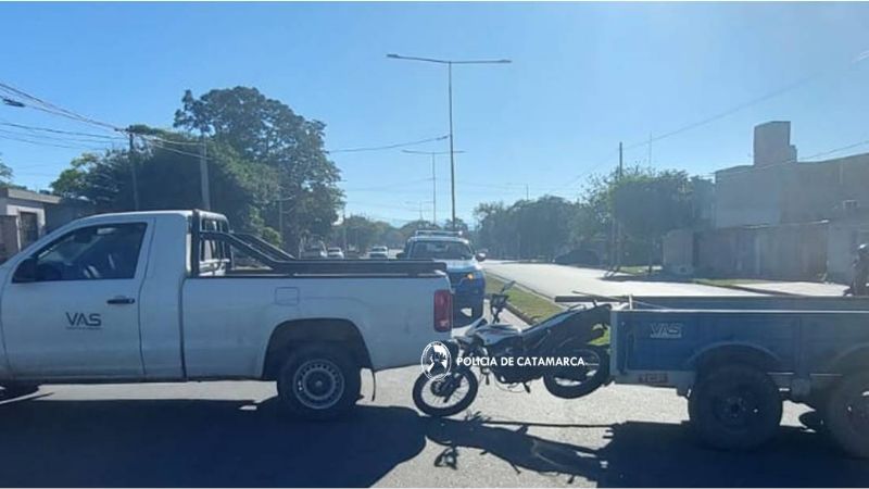 Motociclista se enganchó con un remolque