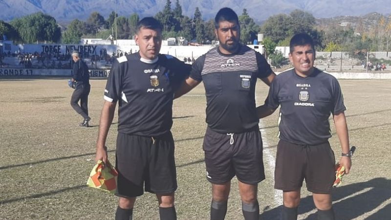 Árbitros de Pomán “pararían” por insultos racistas