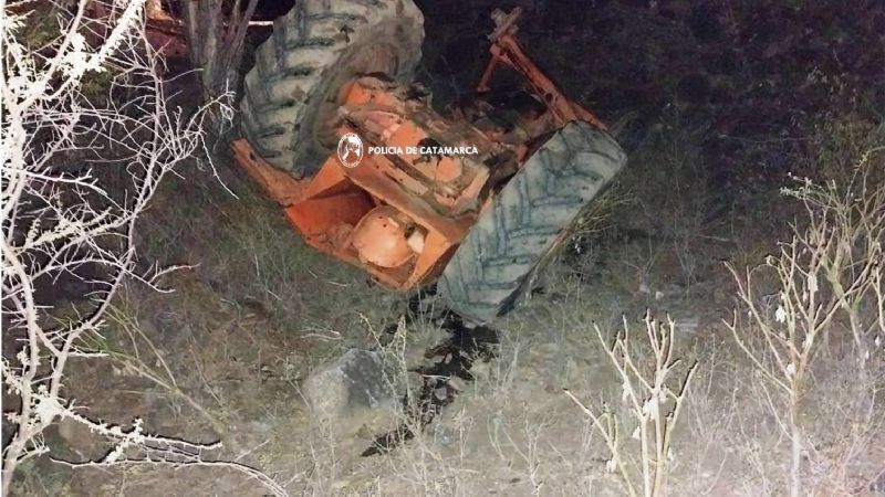Volcó el tractor y murió