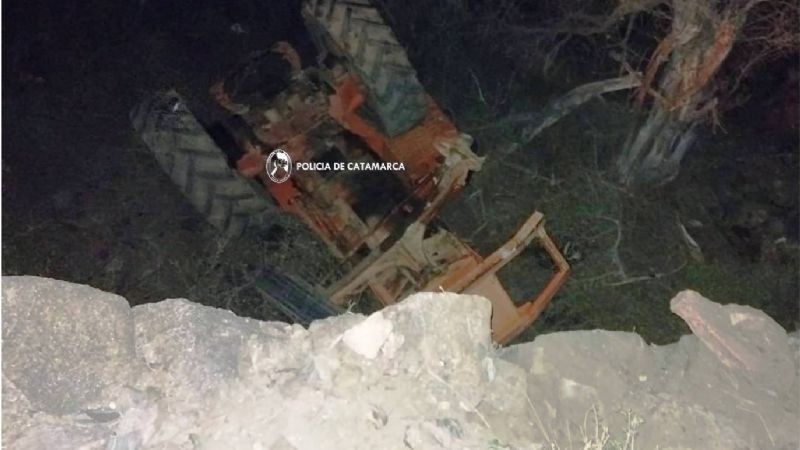 Volcó el tractor y murió