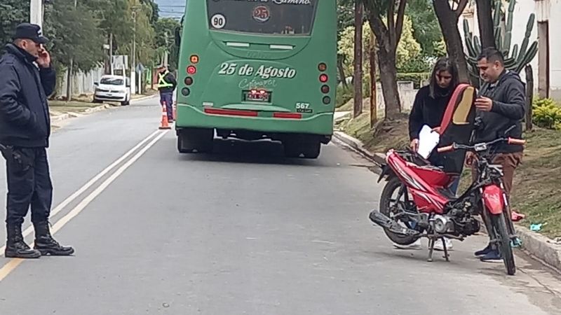 Motocicleta chocó con un colectivo