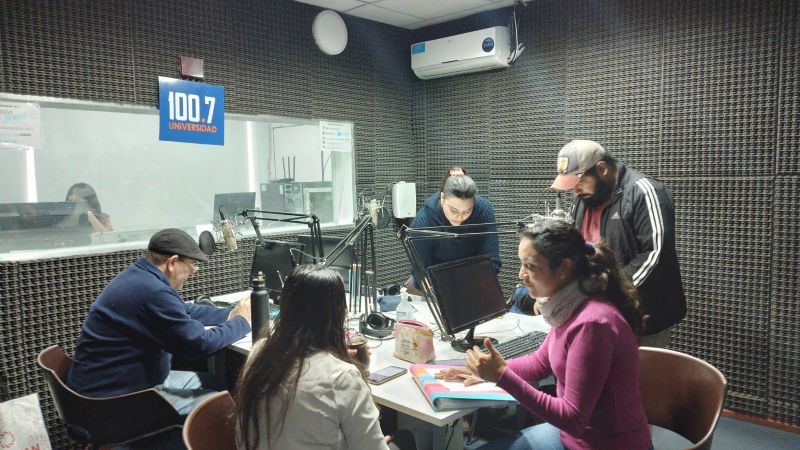 Presentación en vivo de trabajos finales en Radio Universidad