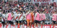 LOS JUGADORES de River retirándose de la cancha, tras conocerse la muerte de un hincha.