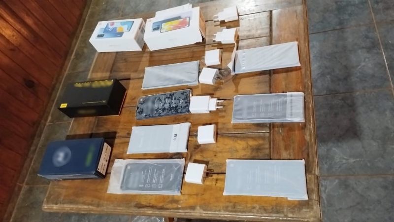 Viajaba con celulares encintados a su cuerpo