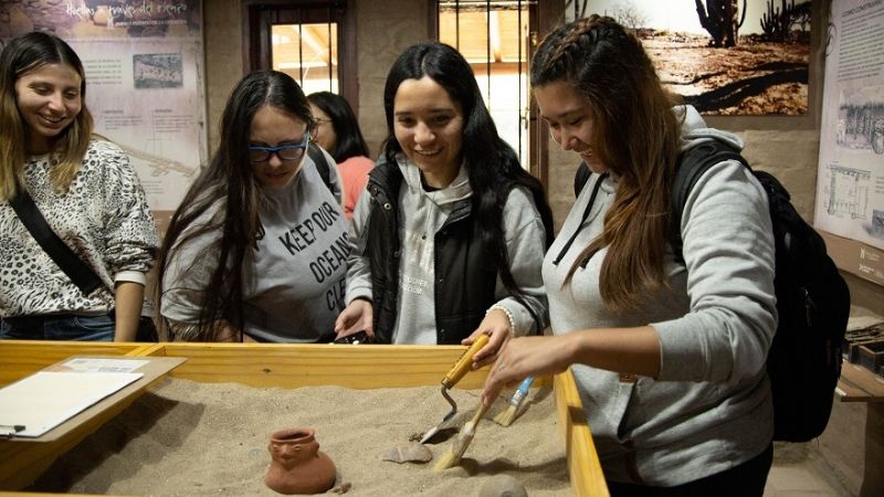 Estudiantes realizan prácticas rentadas para especializarse en asistencia al turista