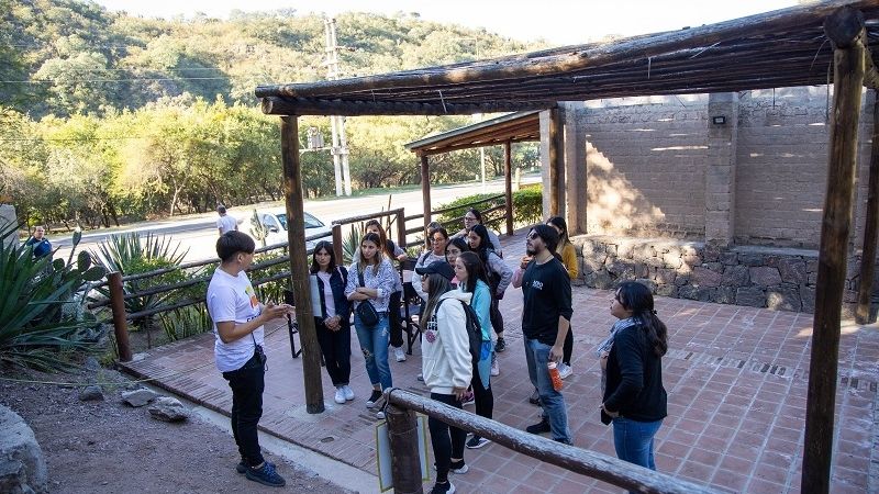 Estudiantes realizan prácticas rentadas para especializarse en asistencia al turista