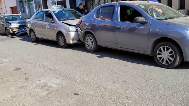 Triple choque deja varios vehículos dañados en pleno centro de la Capital