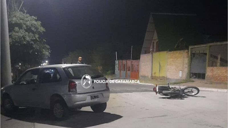Motociclista choca con auto y termina en el hospital