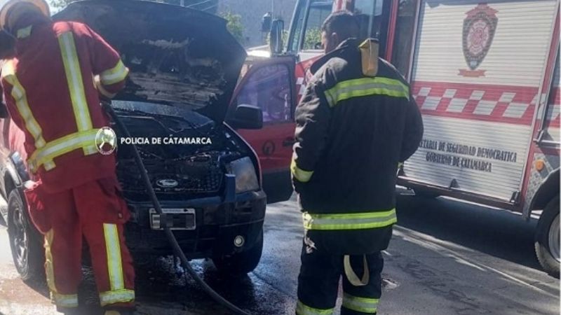 Se prendió fuego el motor de un vehículo