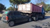 Accidente Vial: un auto terminó debajo de un camión