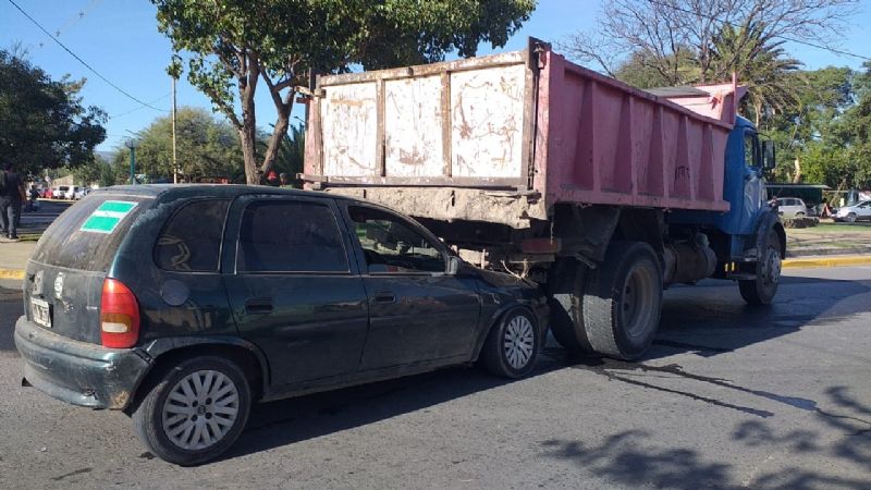 Accidente Vial: un auto terminó debajo de un camión