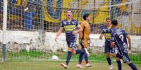 GOL de Matías Sacco, que empieza el festejo con Joel Ferreyra, los dos zagueros de Policial.