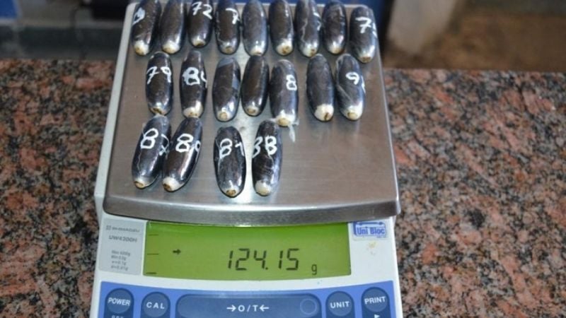 Viajaban con 98 cápsulas de cocaína en el estómago