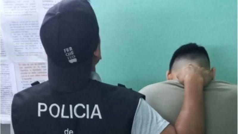 Le robó el celular a su ex pareja