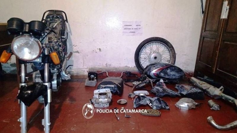Le robaron la moto y la encontró desarmada