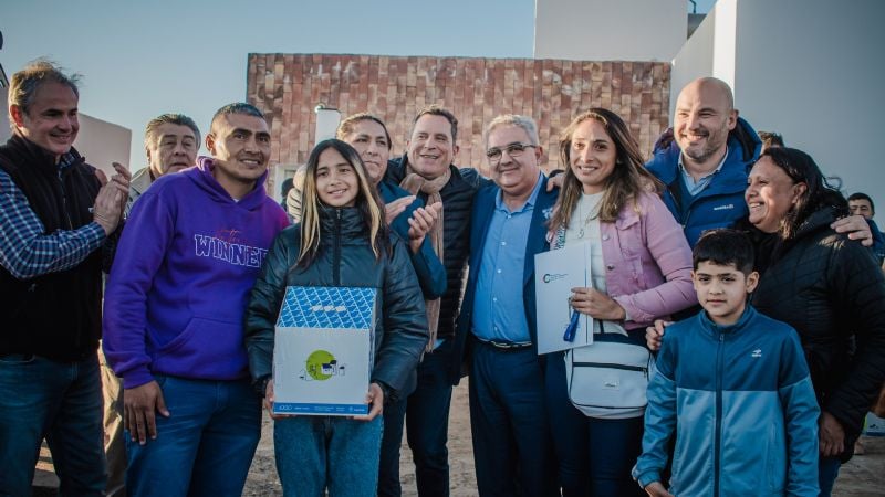 Raúl entregó un nuevo barrio y comprometió la pavimentación de calles urbanas en Saujil