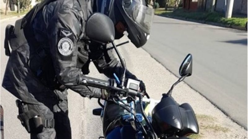 Le quitan la moto a un adolescente que no tenía carnet