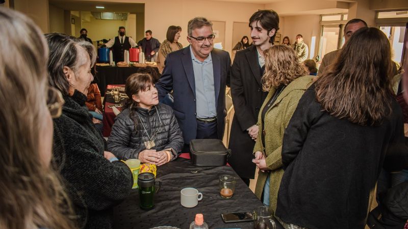 En la previa de la Fiesta del Poncho, Raúl compartió un desayuno con los artesanos 
