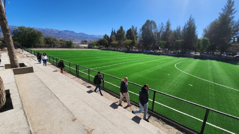Instalan césped sintético en 4 canchas de fútbol de Santa María