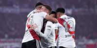 LOS JUGADORES de River se abrazan, tras el primer gol de Beltrán, que abrió el camino al título.