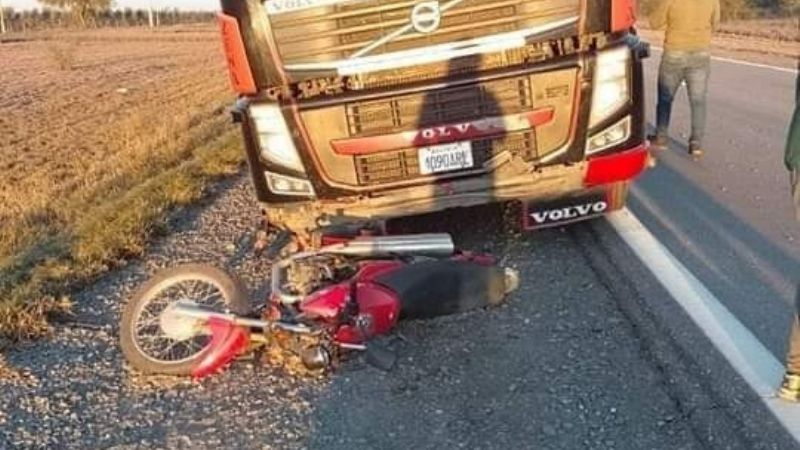 Trágico: un motociclista perdió la vida tras ser chocado por un camión